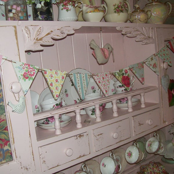 SHABBY CHIC WOOD BUNTING MADE USING CATH KIDSTON VINTAGE DESIGN DRESSER DISPLAY