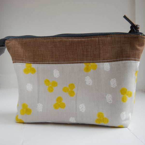 Open wide padded zipped bag for make up (washable)