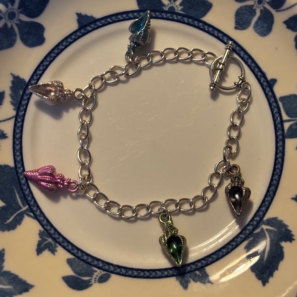 Shell charm bracelet 