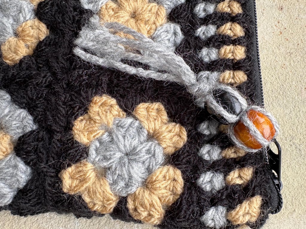 Handmade crochet pouch (22 x 12.5 cm) with zipper fastening.
