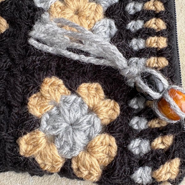 Handmade crochet pouch (22 x 12.5 cm) with zipper fastening.