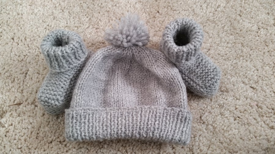 Baby boy pom pom hat and booties bobble hat 0-3 months
