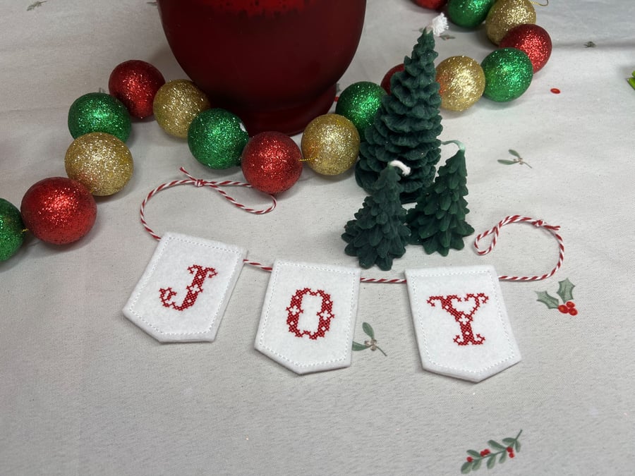 Mini embroidered Christmas bunting