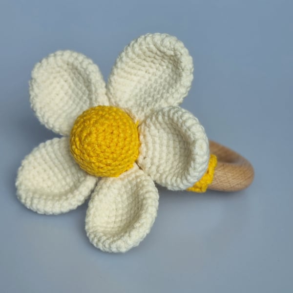 Crochet rattle chamomile
