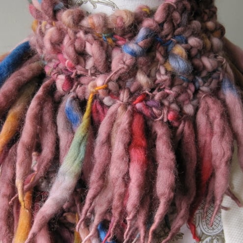 Rosy fringed wool scarf
