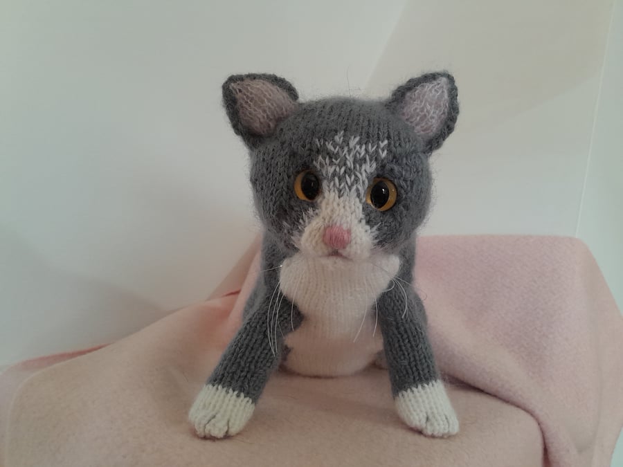 Grey and White Kitten, Dotpebblesknits Design