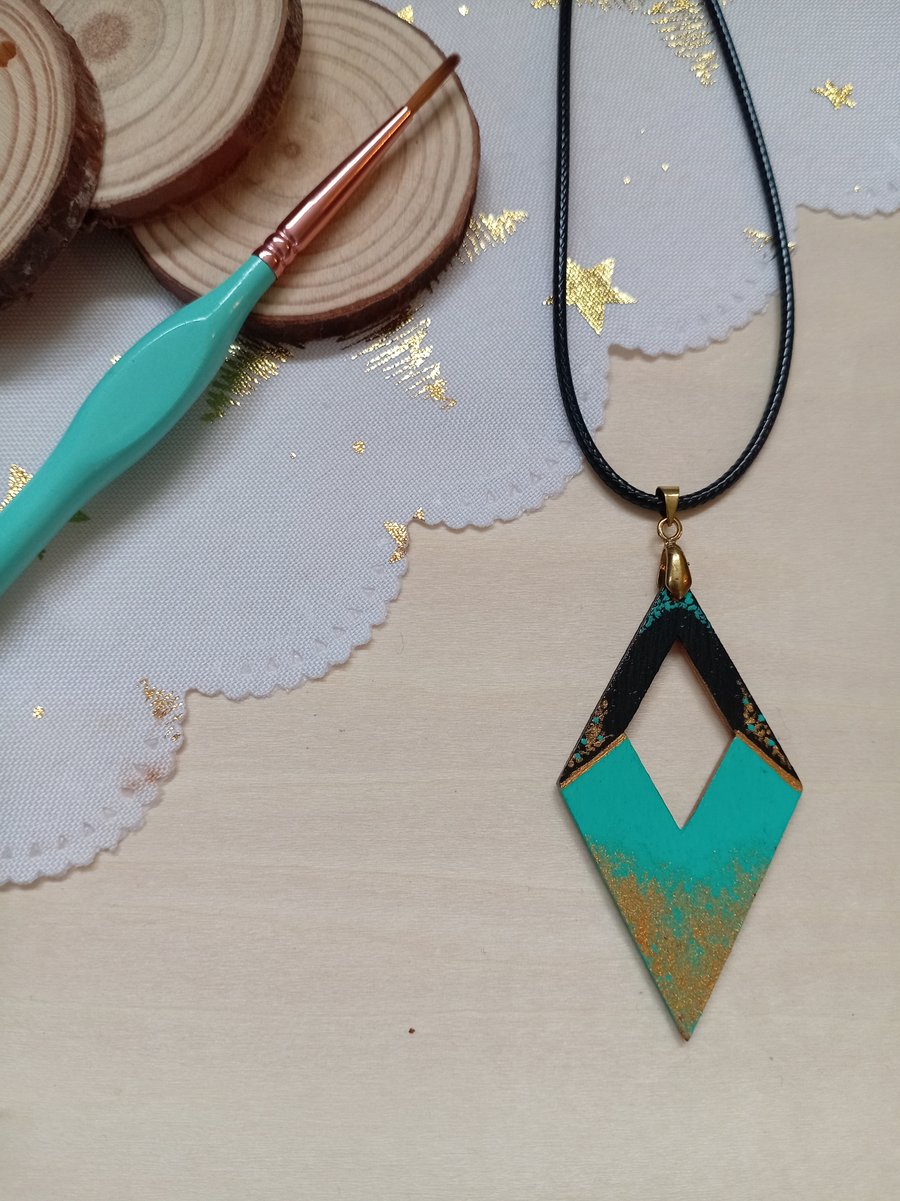 Green and gold wood diamond necklace 
