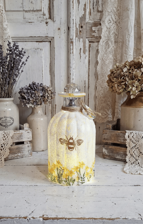Daffodil Bee Vase Lamp
