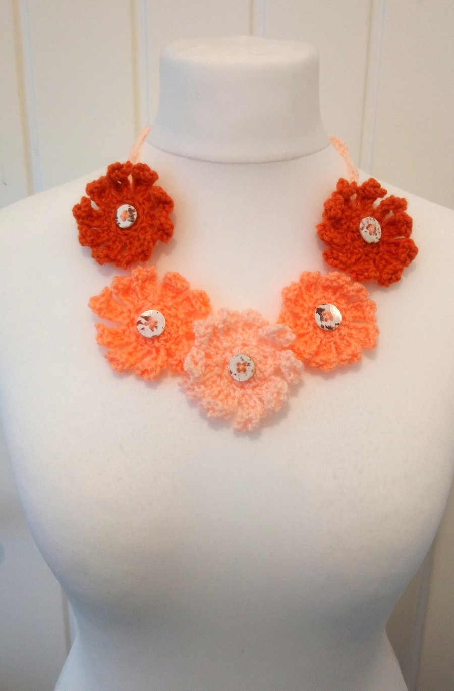 Crochet Floral Necklace. 