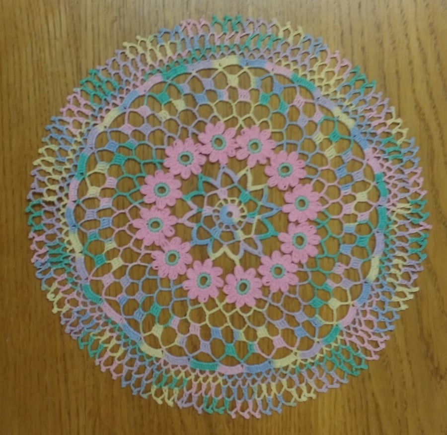 VERY PRETTY CENTREPIECE or DOILY - PINK FLOWERS ON MULTICOLOURED BACKGROUND 28cm