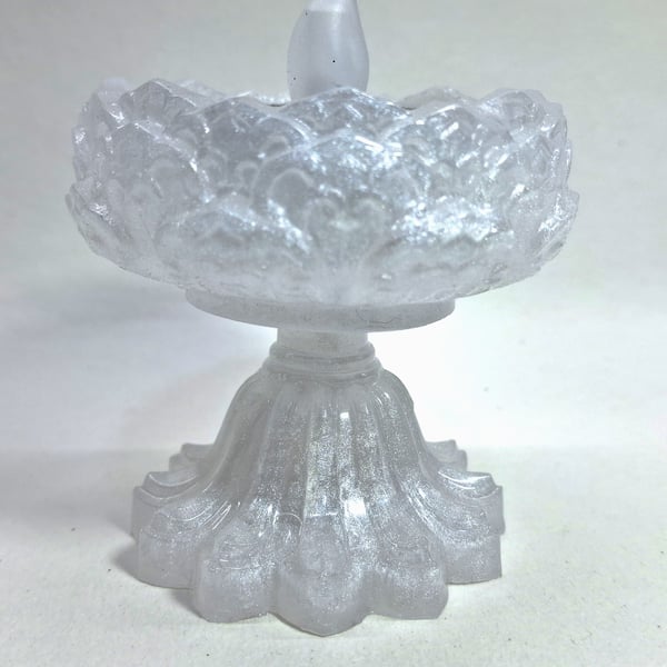 Beautiful Hand crafted White Resin Tea Light Holder.