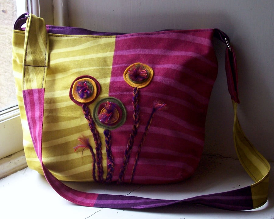 Fabric shoulder bag with felt and crochet flowers - Calendula