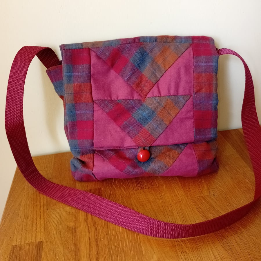 Patchwork shoulder bag in burgundy check. Casual dark red fabric bag