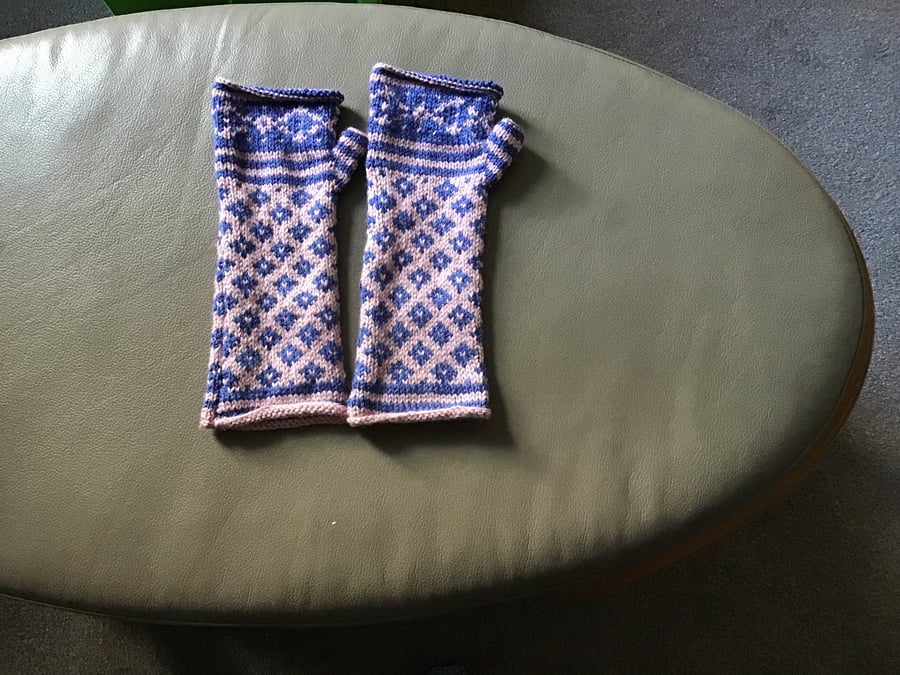 A pair of Fingerless gloves 