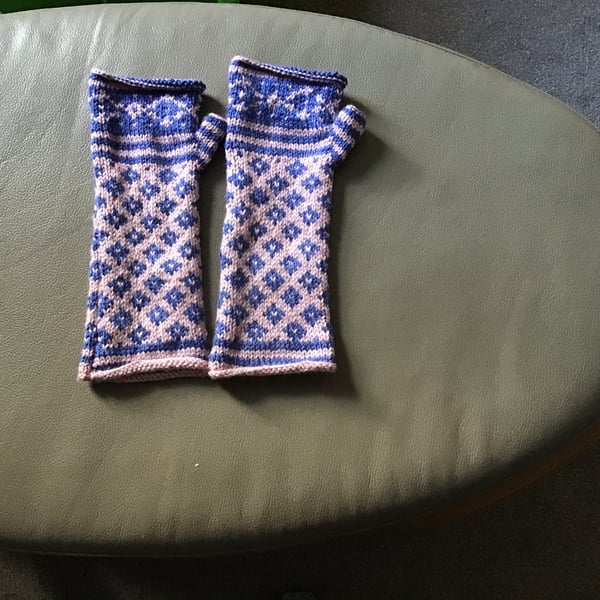 A pair of Fingerless gloves 