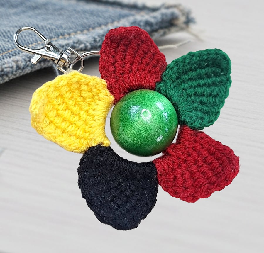 Crochet Flower Keychain with Hand-Dyed Green Bead – Handmade Bag Charm