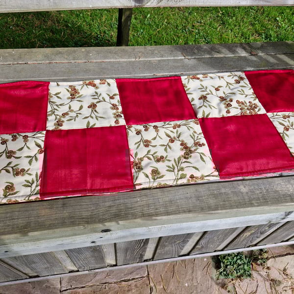 Lovely autumn berries, autumn or Christmas 2 sided handmade fabric table runner