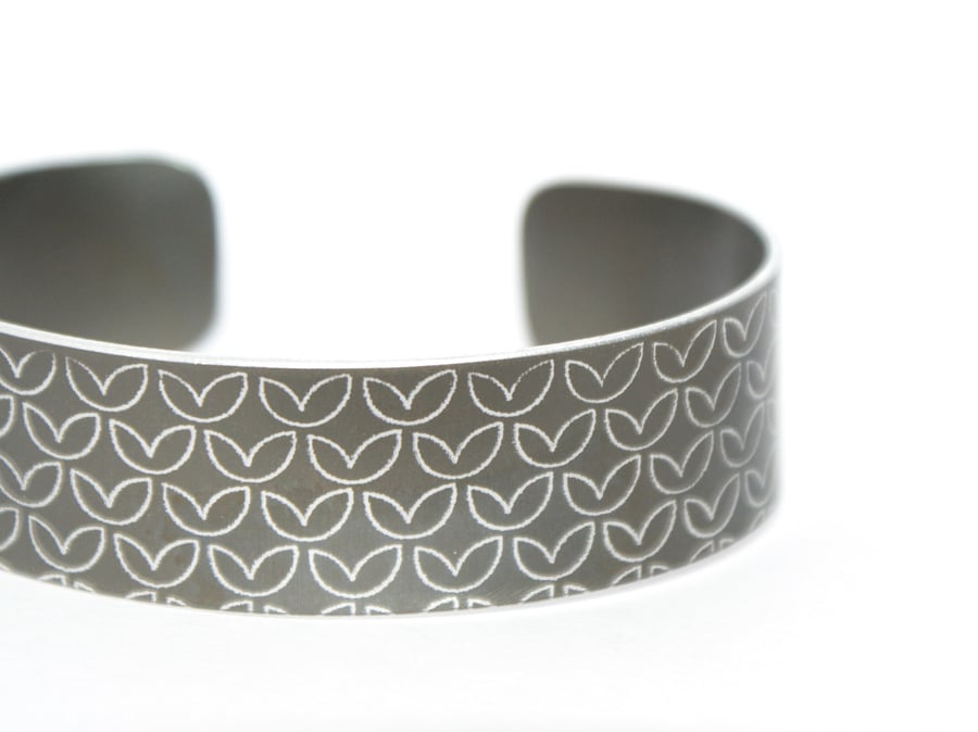 Geometric leaf pattern cuff bracelet brown-grey