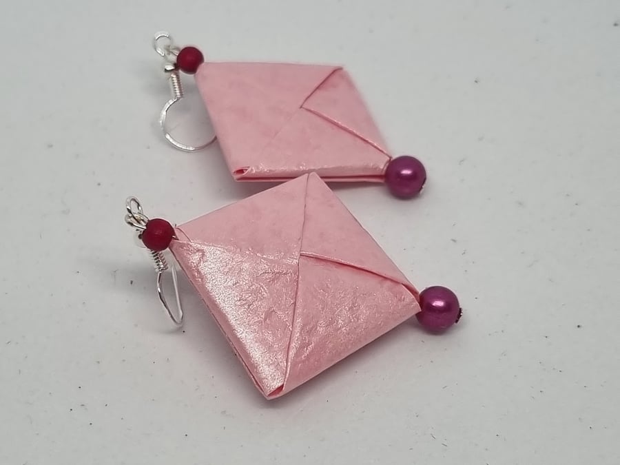 Handmade origami earrings: pink pearlescent paper and small beads 