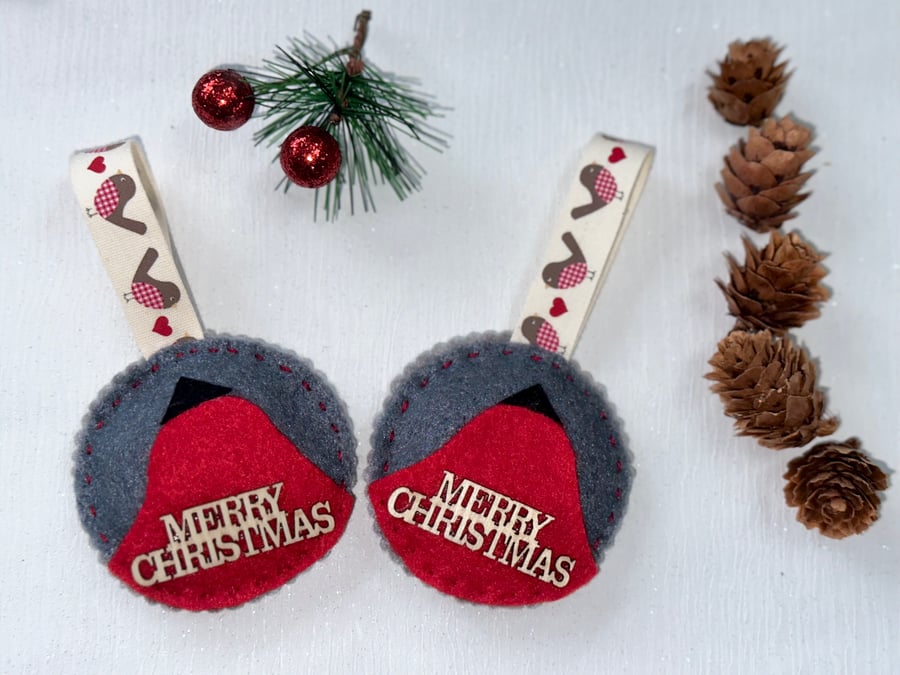 Set of 2 cute felt Red robins hanging decorations with wooden Merry Christmas 