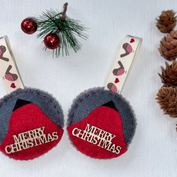 Set of 2 cute felt Red robins hanging decorations with wooden Merry Christmas 