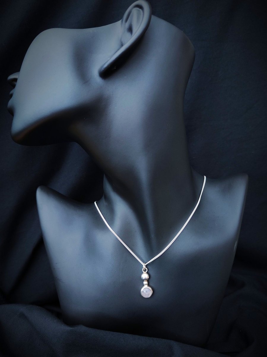 Silver pendant with round rose quartz