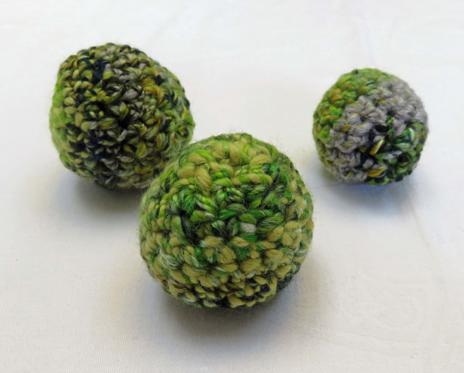 Set of toy balls for cats