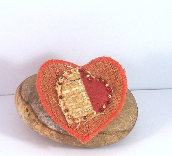 Brooch with double hearts in rusty brown fabrics