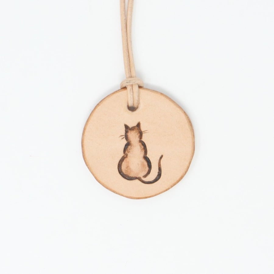 Leather pendant with cat motif