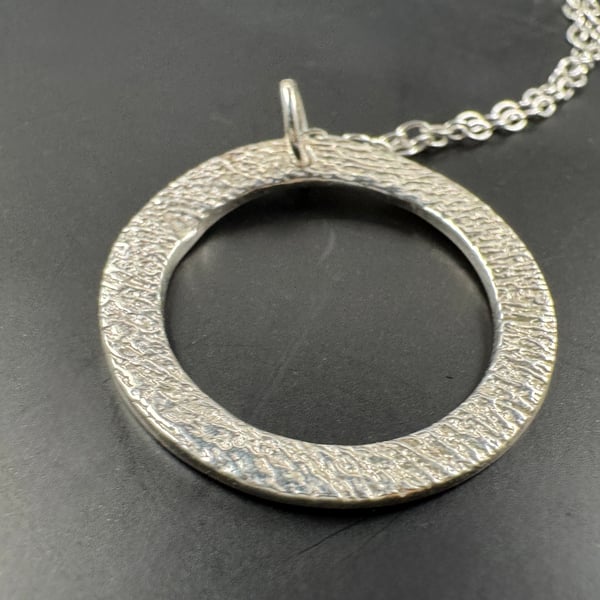 Silver open circle necklace 