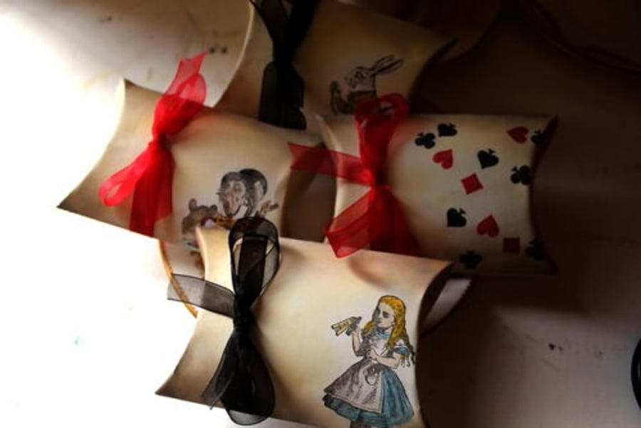 Alice in Wonderland Vintage Style Pillow Boxes - Set of 8