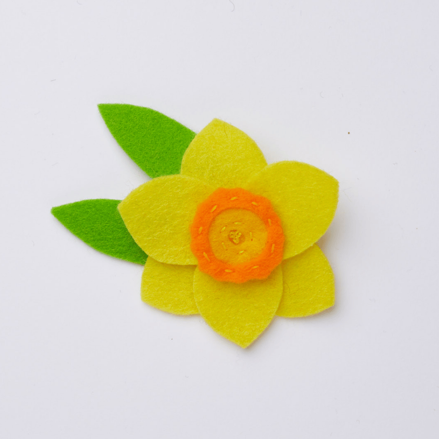 Daffodil pin brooch
