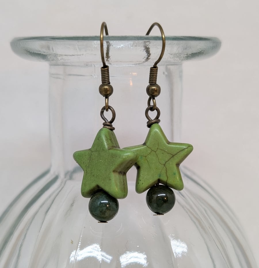 Green howlite star and round agate earrings with antique gold ear wires 