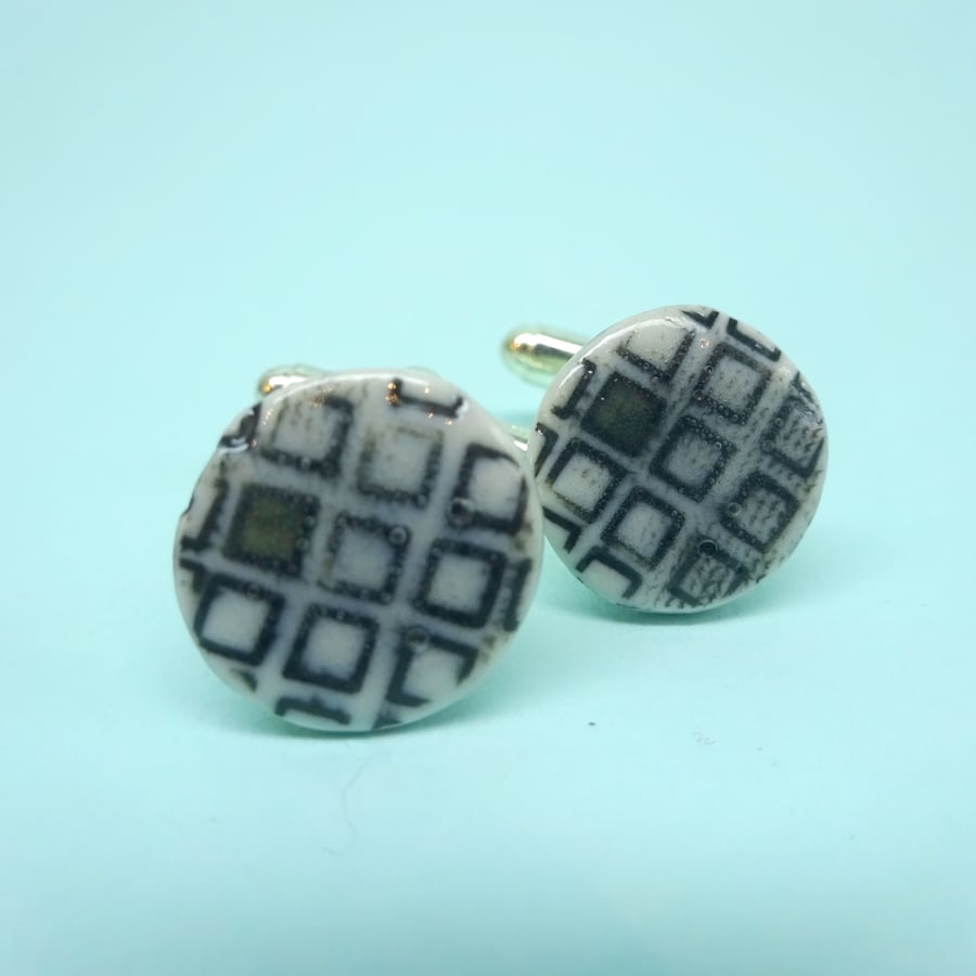 Round ceramic cufflinks with squares