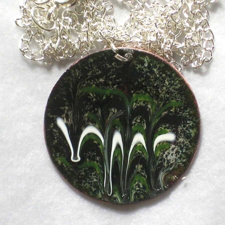 round pendant - scrolled design - dark green with white over black