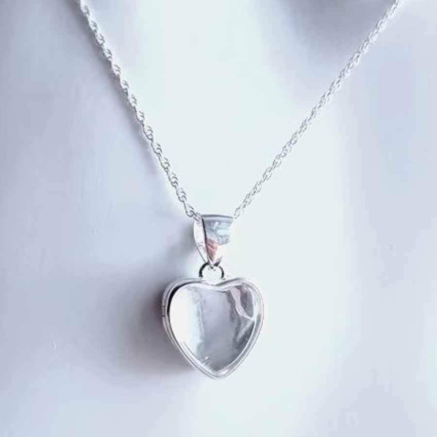 Silver Heart Locket Necklace: Glass Front, Twisted Curb Chain 18 Inch