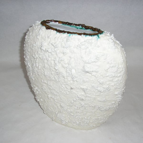 POTTERY EARTHENWARE FLAT  VASE 22 CMS HIGH WITH WHITE "CRUMBLE" GLAZE