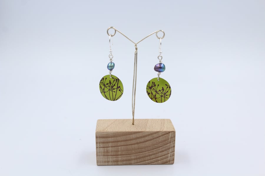 Lime green Anodised aluminium cow parsley circle earrings with pearl.