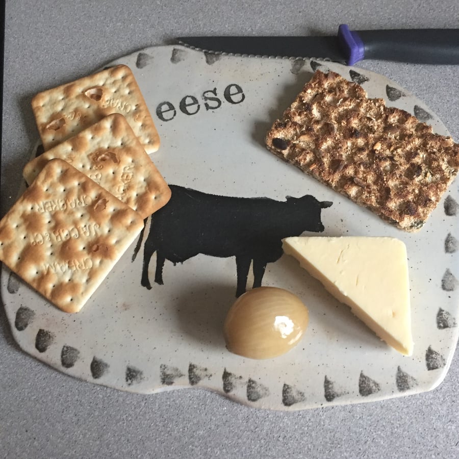 Ceramic cheeseboard decorated with a cow.