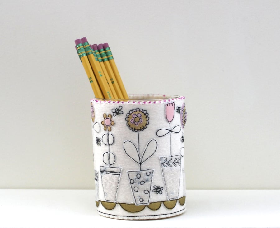 Flower Pots and Bees - Pen Pot