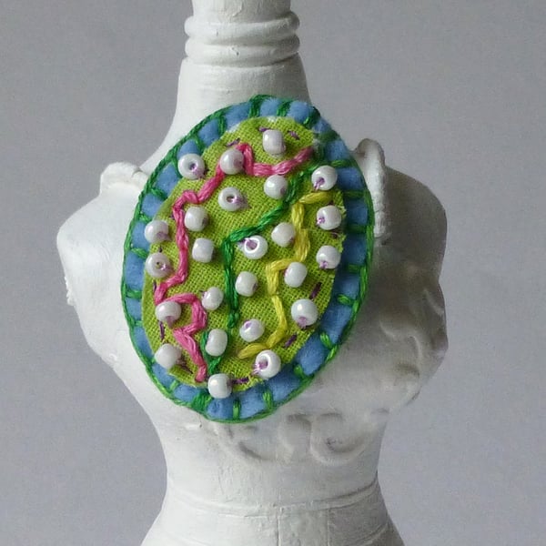 Brooch pin, oval, beaded, fabric, Edith