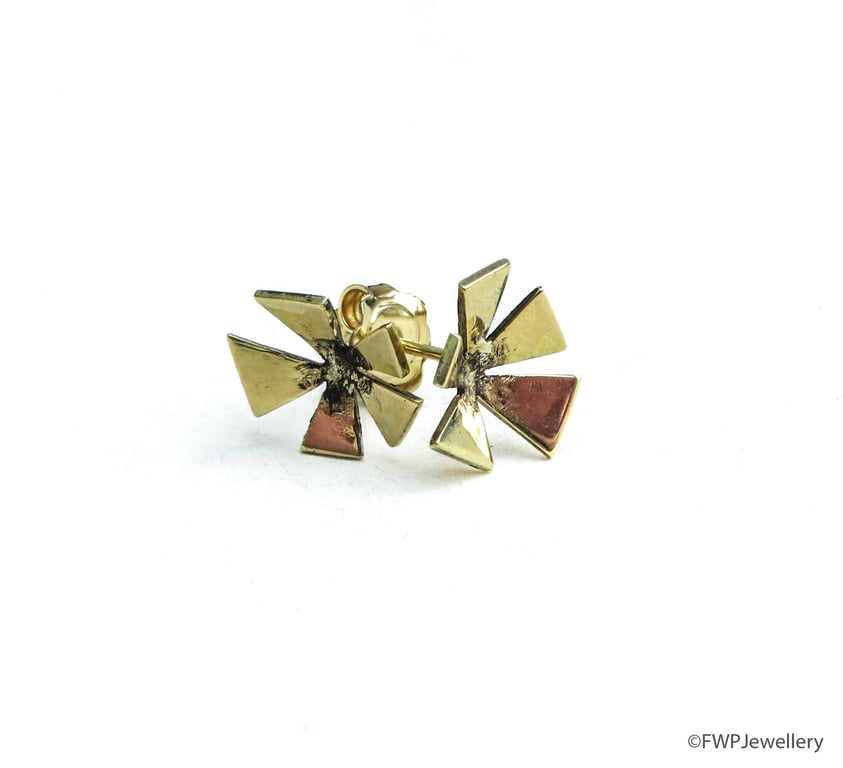 18 Carat Gold 5-Petal Flower Stud Earrings