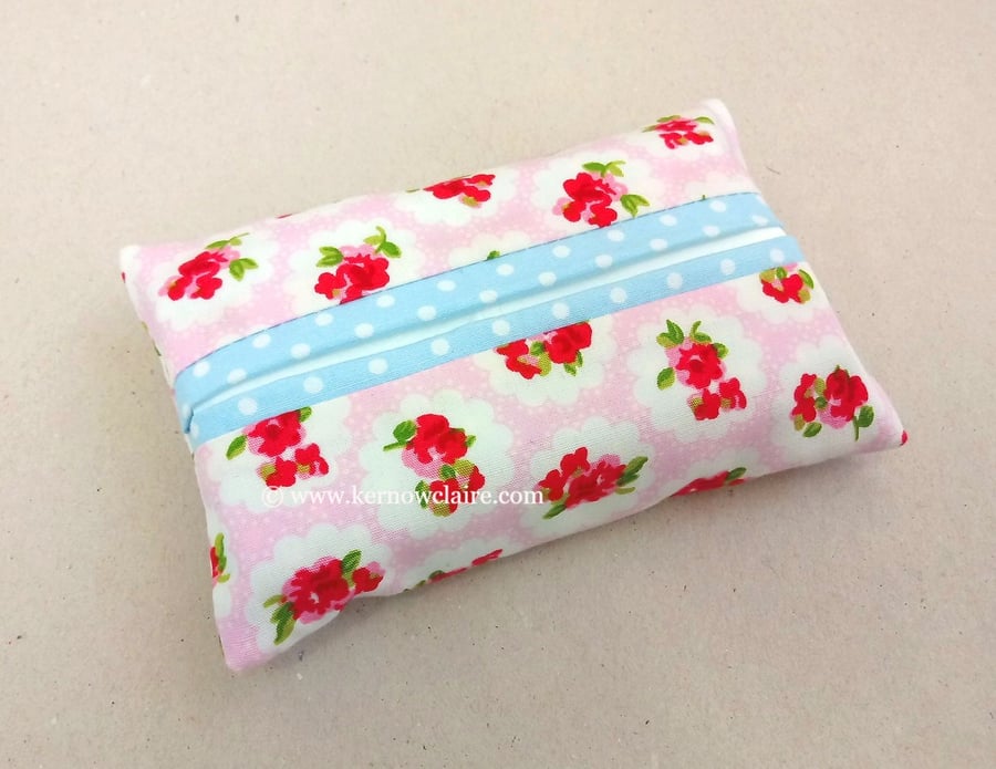 Tissue holder in pale pink with flowers, tissues included