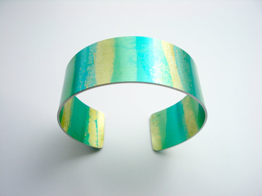 Striped cuff in green and gold