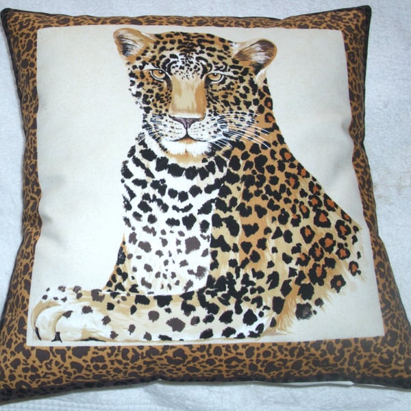 Leopard facing front cushion