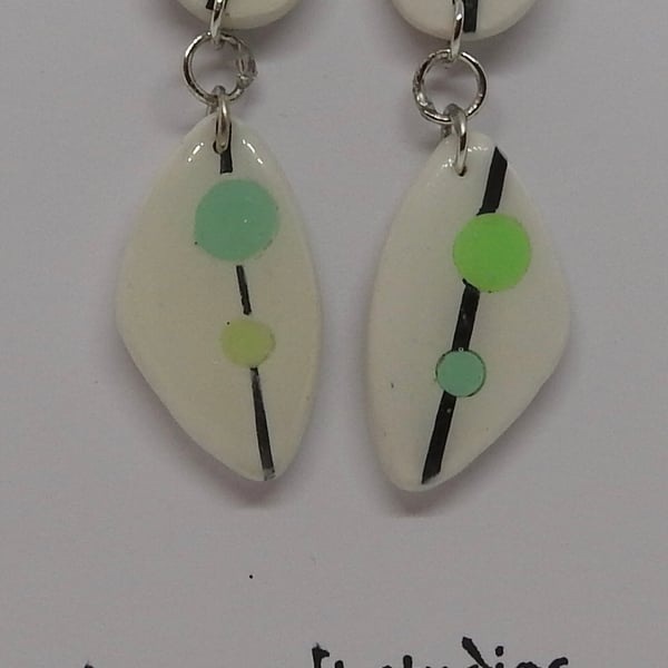 Green spot ceramic earrings 