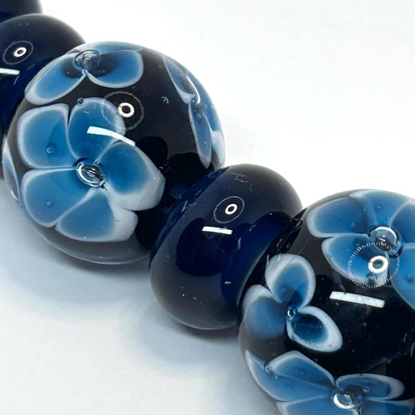 Handmade floral patterned lamp work glass beads