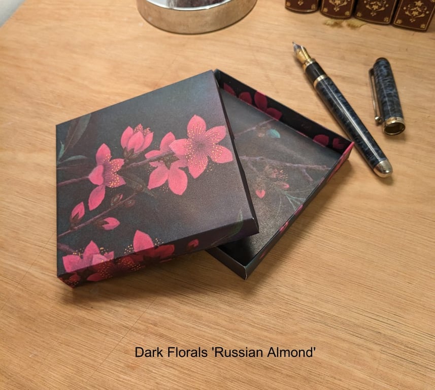 An ultra-thin gift box - Dark Florals 'Russian Almond'