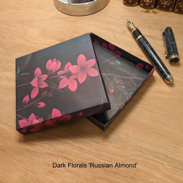 An ultra-thin gift box - Dark Florals 'Russian Almond'