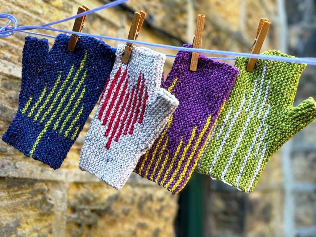 Striped Garter stitch fingerless gloves knitting pattern